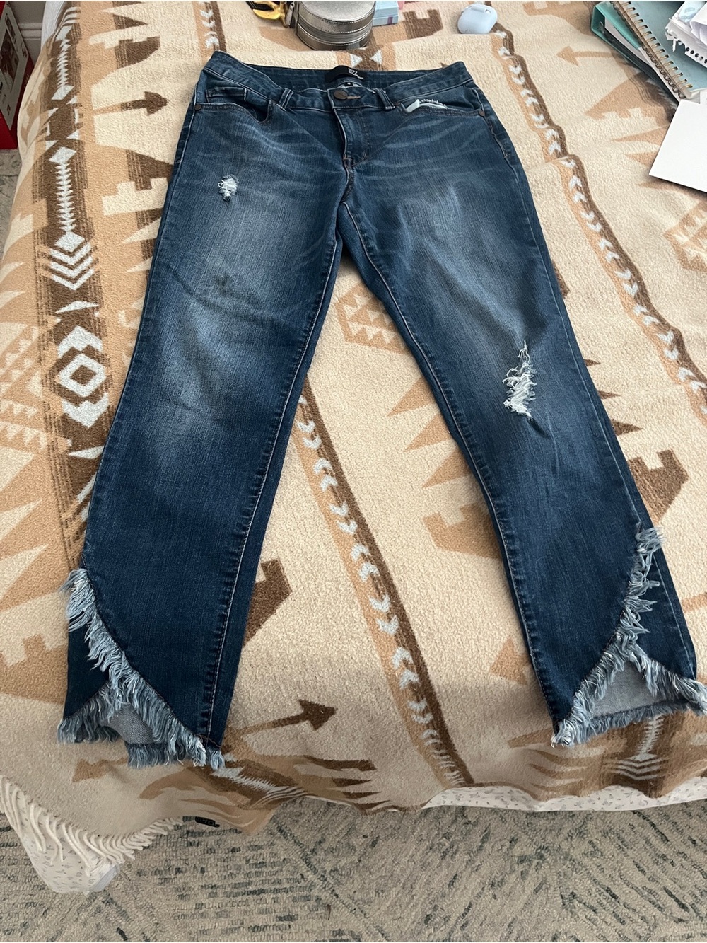 1822 Denim Dark Blue Distressed Ankle Jeans with Frayed V-Hem